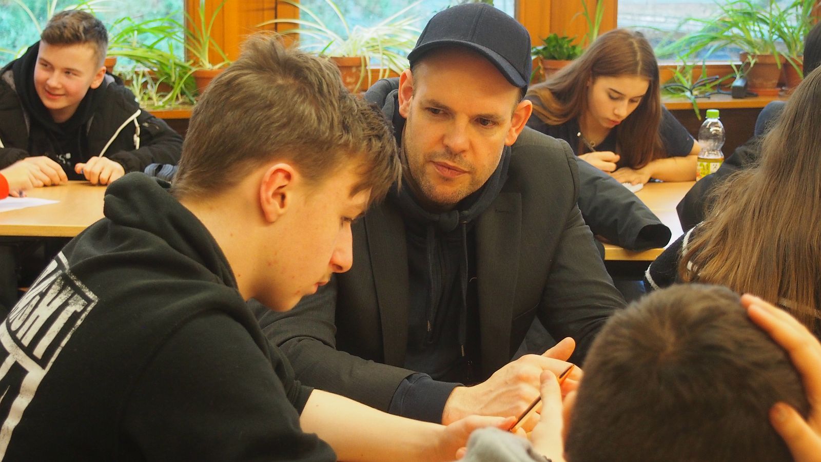Bas Böttcher redet mit einem Schüler