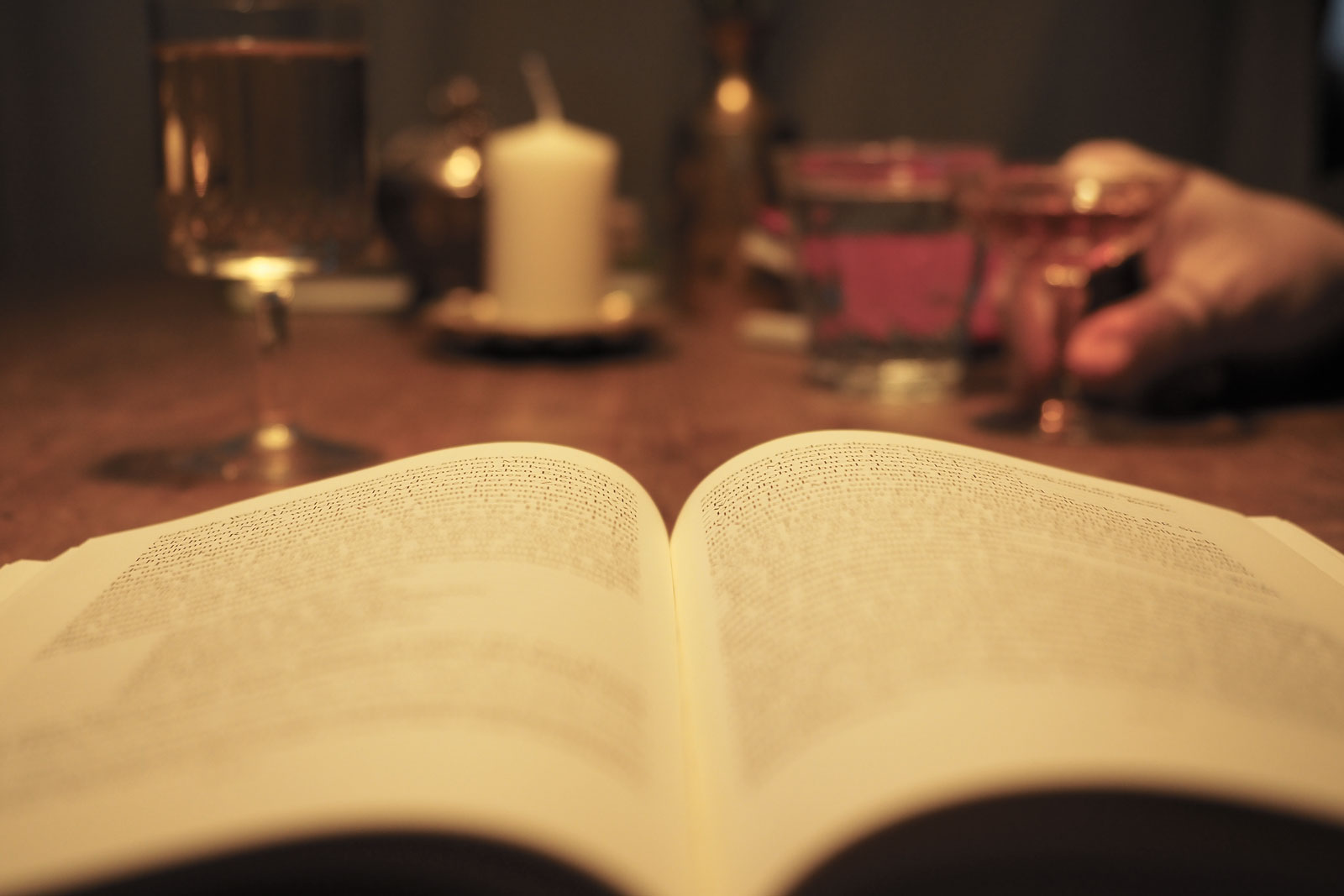 Aufgeschlagenes Buch auf dem Tisch