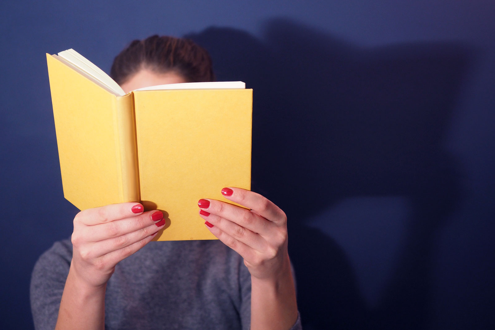 Gelbes Buch vor blauer Wand