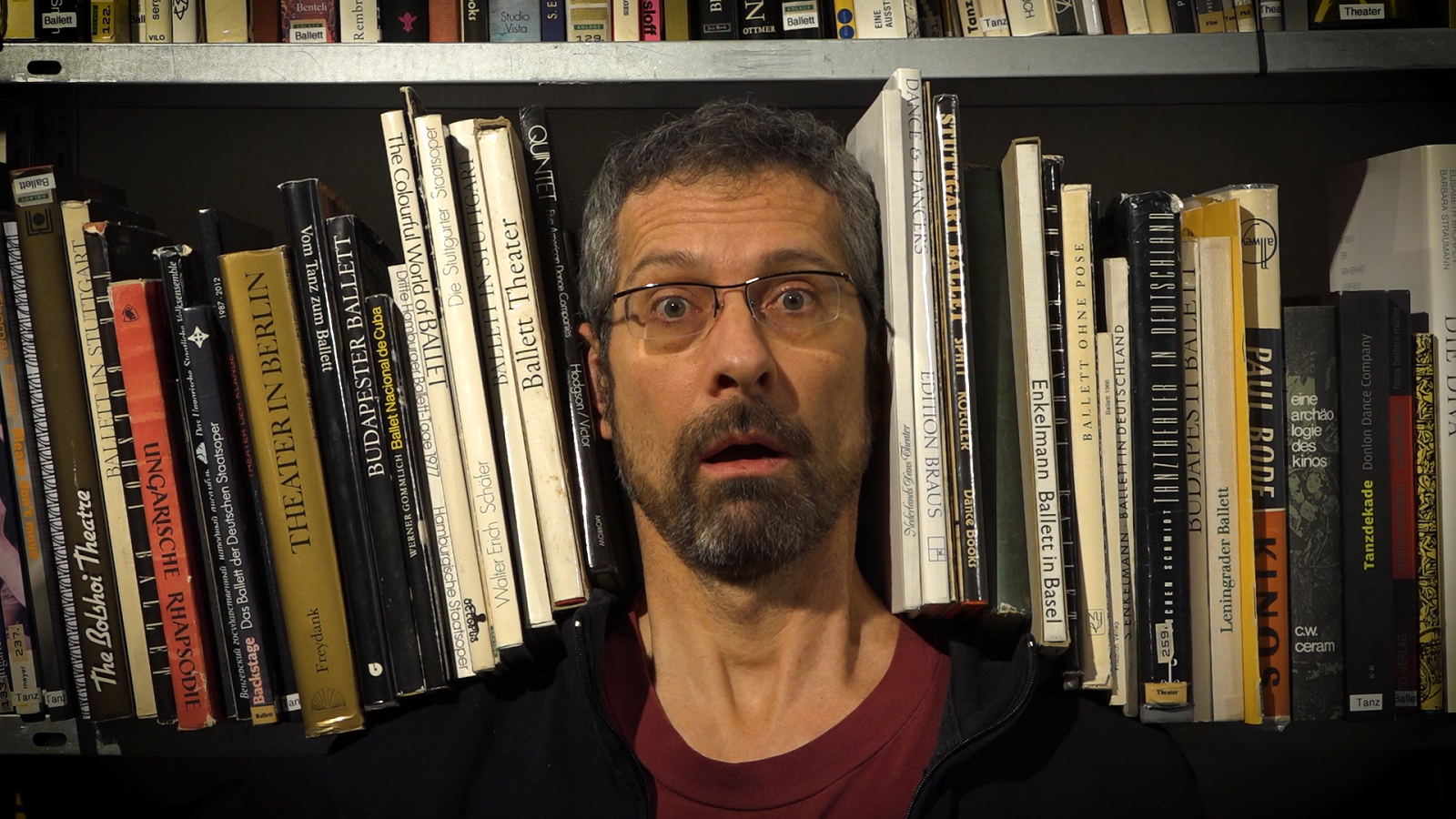 Tänzer vor Bücherregal