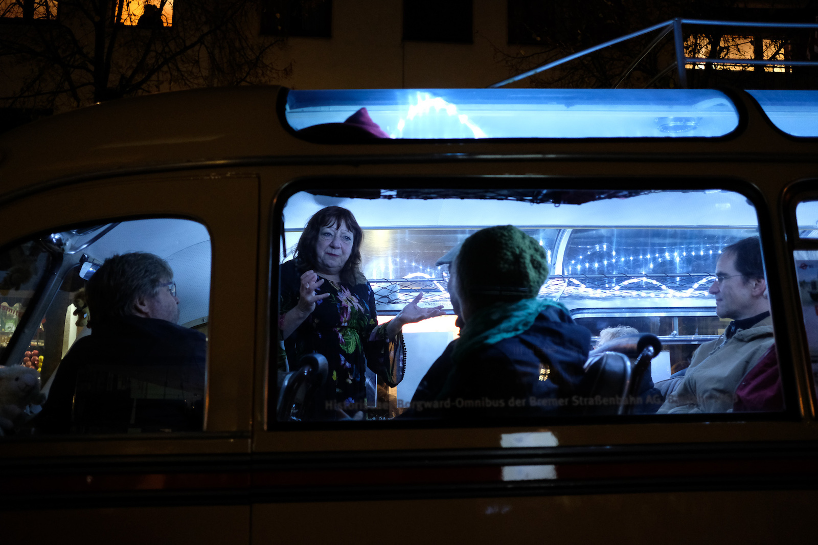 Eine Frau erzählt einem Publikum eine Geschichte in einem Bus beim Feuerspuren Festival 2019
