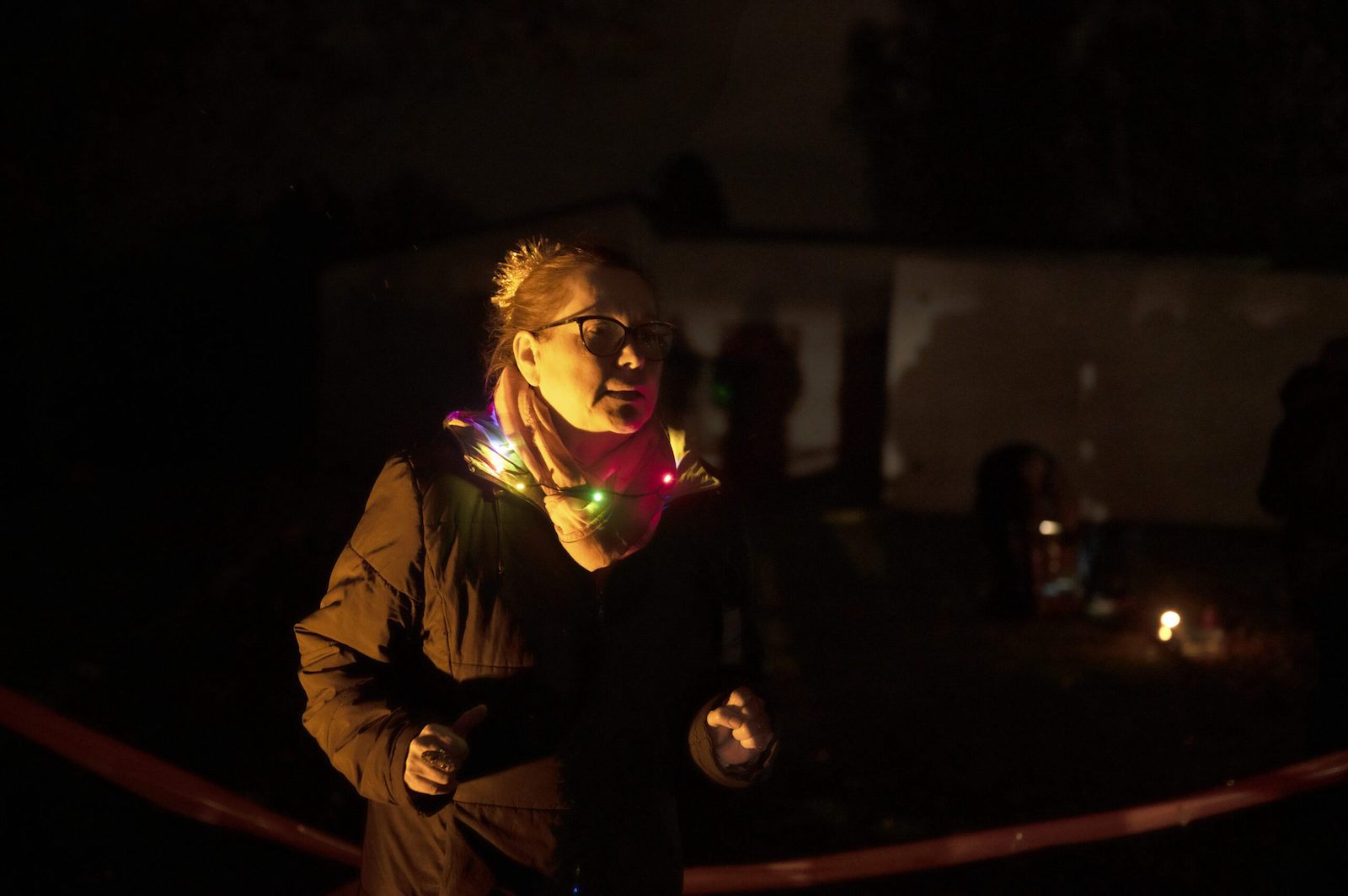 Eine Frau mit Lichterkette beim Feuerspuren Festival 2021