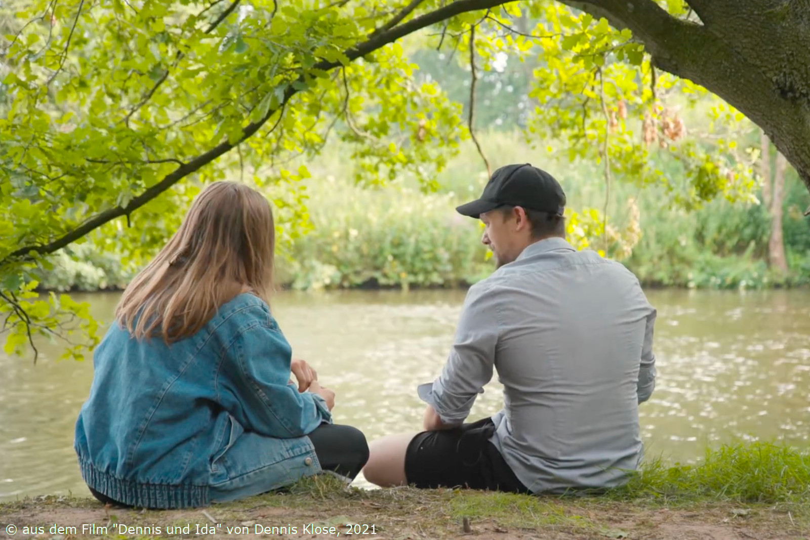 Vater und Tochter am Ufer aus dem Film Dennis und Ida