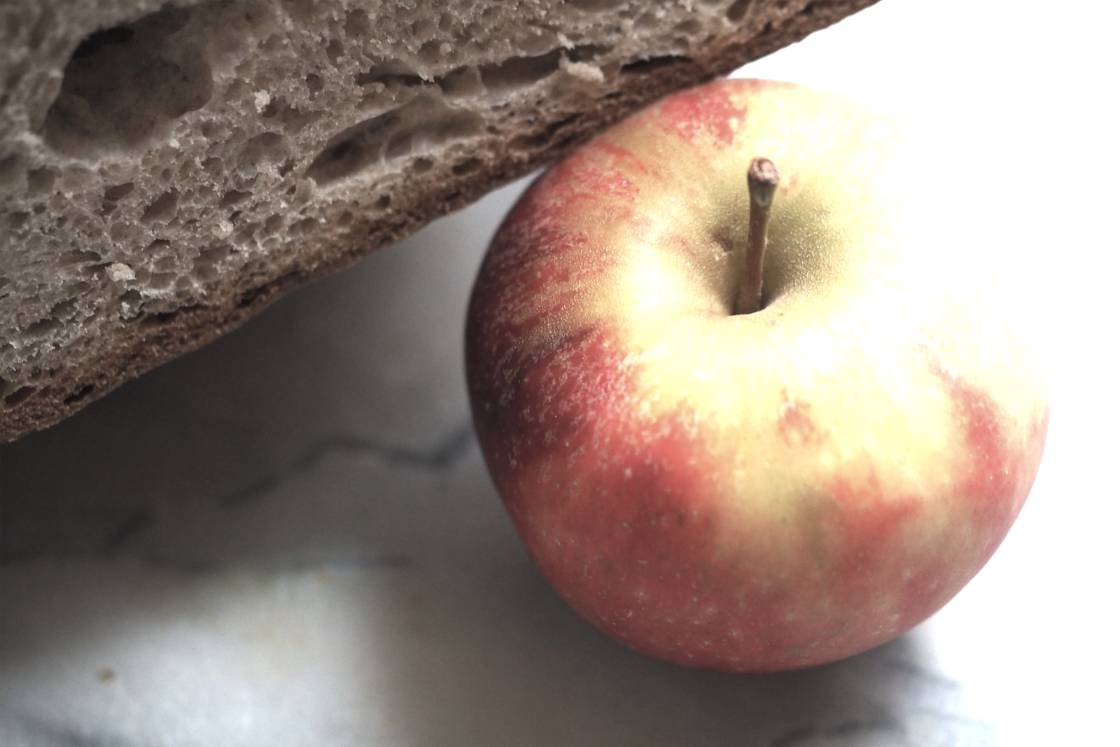 Apfel und Brot
