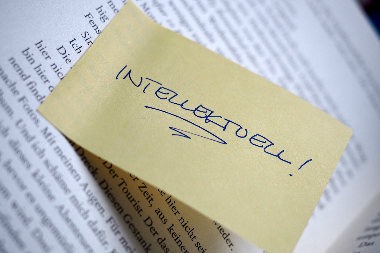 Post-It auf Buch