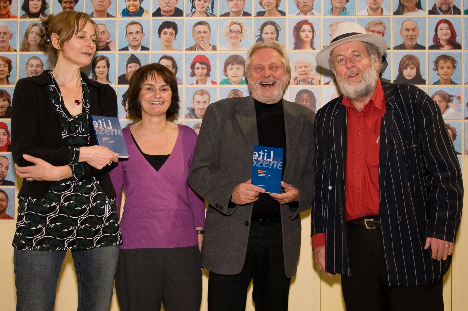 Angelika Sinn, Heike Müller, Peter Hombeck und Jürgen Alberts im Lesegarten der Zentralbibliothek