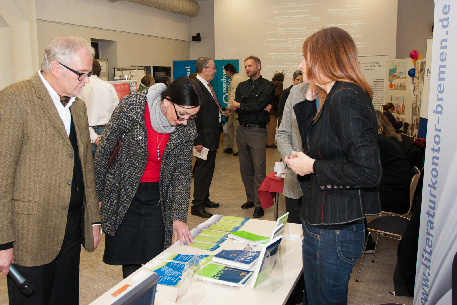 Staatsrätin Carmen Emigholz und Erwin Mietke von der Stadtbibliothek am Aktionstag der Bremer Literaturszene am Stand des Bremer Literaturkontors