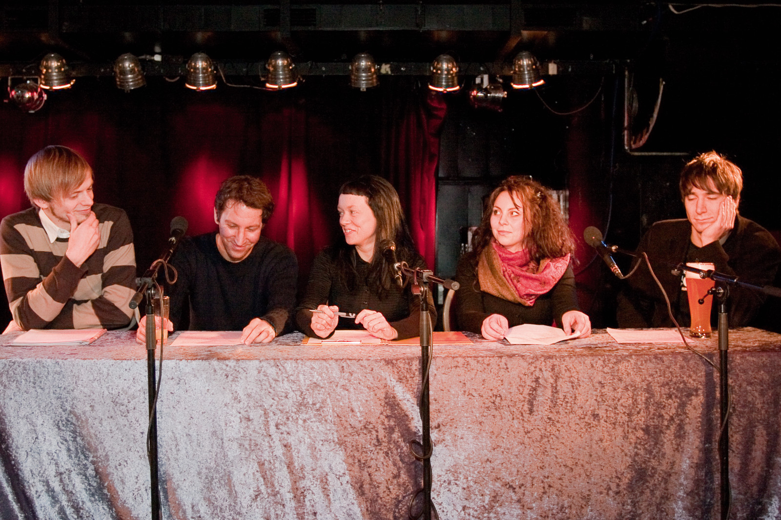 Oliver Hollwedel, Jens Laloire, Janine Lancker, Ellen Gutschmidt und Benjamin Tietjen 2009 bei der Lesung Mauerfälle im Lagerhaus im Rahmen der Literarischen Woche