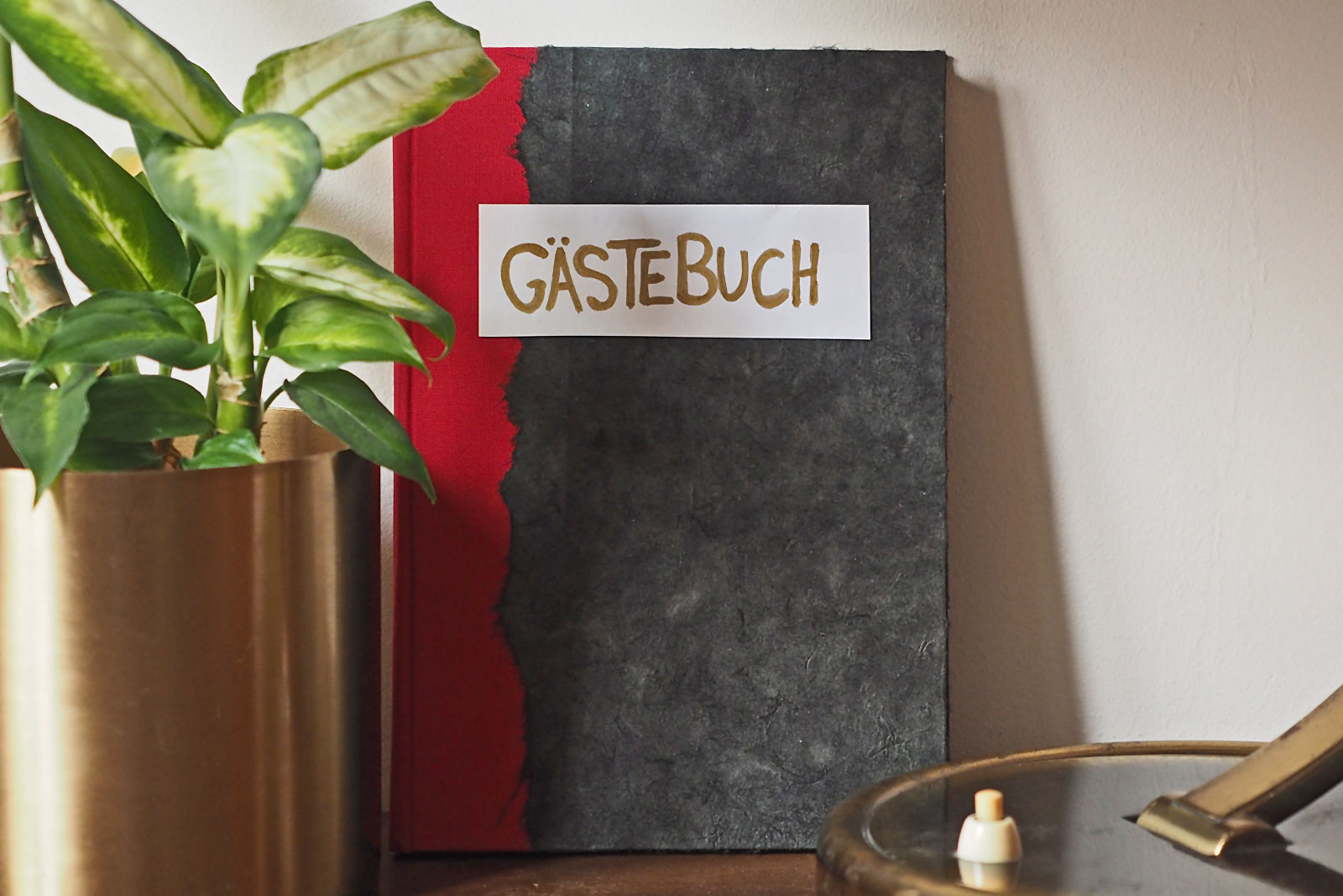 Bild von Gästebuch neben Blume