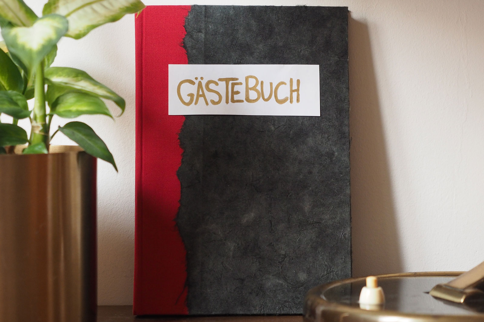 Bild von Gästebuch neben Blume
