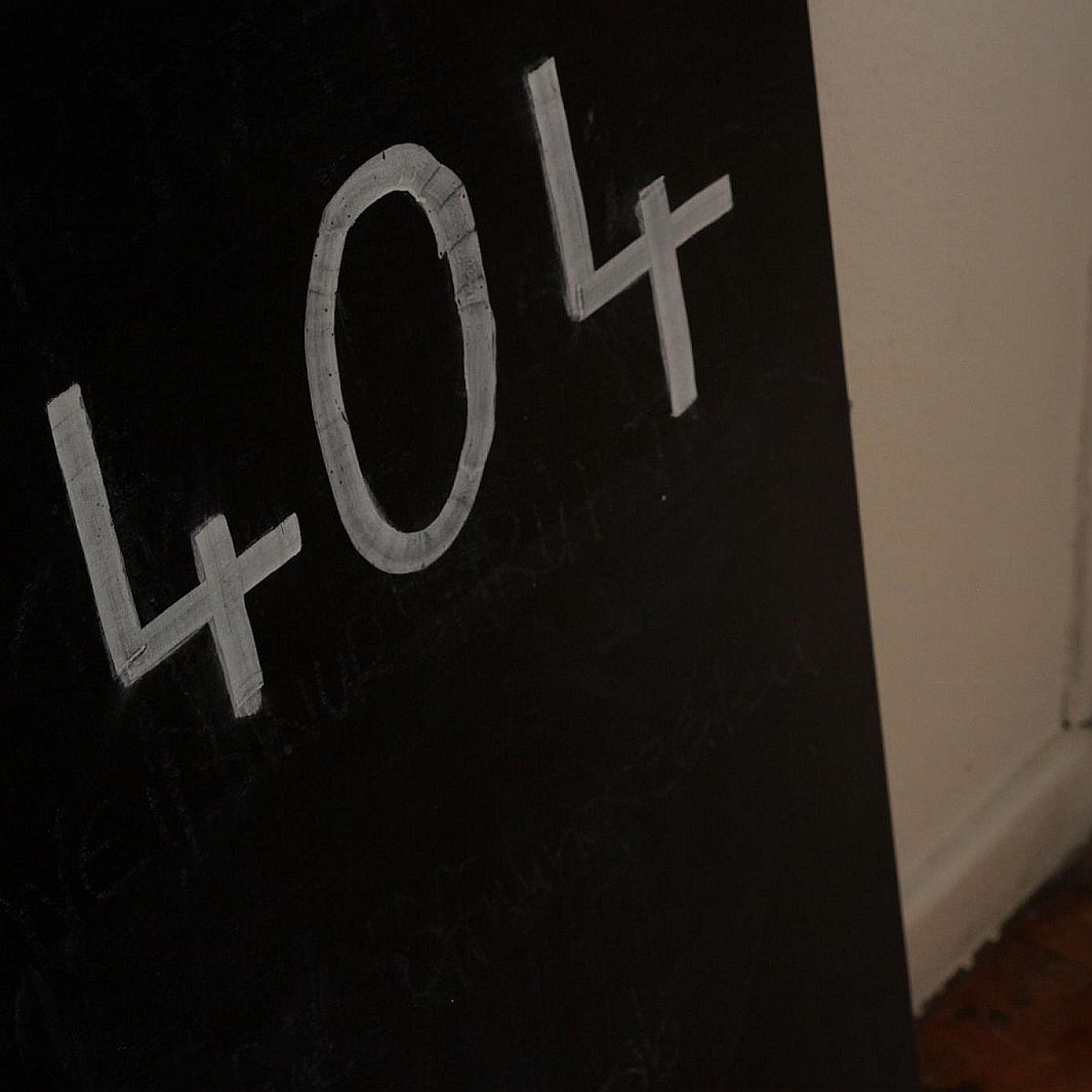 Foto einer Tafel, auf der 404 steht