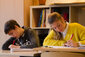 Foto von einer Schülerin und einem Schüler beim ersten Schulhausroman-Projekt