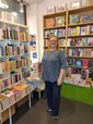 Barbara Hüchting steht in ihrer Buchhandlung.
