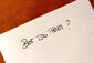 Das Bild zeigt ein Blatt Papier mit der Frage "Was ist Freiheit?".
