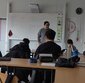 Das Bild zeigt den Autor und einige Schüler*innen.