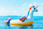 Ein aufblasbares Einhorn schwimmt auf dem Meer.