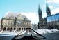 Buch vor Rathaus und Dom