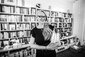 Geschäftsführerin Sabine Stiehler in der Buchhandlung Logbuch