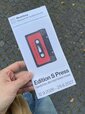 Das Bild zeigt den Flyer zur Ausstellung der Edition S Press.