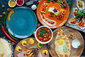 Foto eines bunt gedeckten Tisches mit Essen