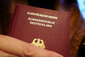 Ein deutscher Pass wird festgehalten.
