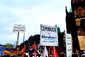 Demonstrierende mit Plakaten für die Demokratie in Bremen.