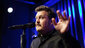 Sven Kamin performt auf einer Bühne