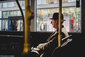 Mann fährt im Bus