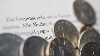 Münzen auf dem Kommunistischen Manifest