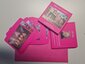 Pinke Postkarten mit Brailleschrift liegen auf einem Stapel.