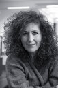 Das Portrait zeigt eine Frau mit Locken.