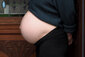 Schwangerer Bauch von der Seite