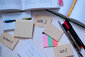 Post It's, Notizbuch und Stifte auf dem Tisch 