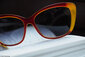 Sonnenbrille auf einem Buch
