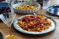 Auf dem Tisch stehen leckere Gerichte.