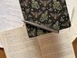 Ein geschlossenes Tagebuch mit beschriebenen Seiten liegt auf beschriebenen Seiten