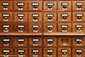 Schubladen an einem Apothekerschrank