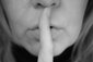 Finger vor dem Mund