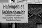 Das Bild zeigt ein Schild aus dem Bremerhavener Hafengebiet.