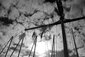 Der Mast eines alten Schiffes ist mit Flaggen behangen.
