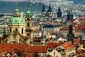 Die Skyline von Prag ist von alten Häusern geprägt.