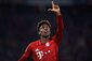 Der Fußballer Kingsley Coman zeigt mit den Fingern ein L.