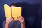 Gelbes Buch vor blauer Wand