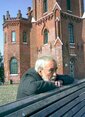 Der Autor Johann P. Tammen vor einem Turm.