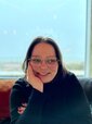Anna Herzberg hat dunkle Haare und eine Brille.