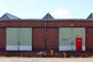 Bahnhofsgebäude mit grünen Toren