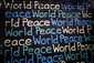 Wand mit Aufschrift World Peace