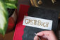 Bild von Gästebuch neben Blume mit Hand