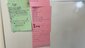 Abgebildet sind drei Zettel, auf denen Namen und Eigenschaften für Figuren notiert sind. 