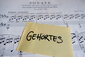 Post-it auf Notenpapier